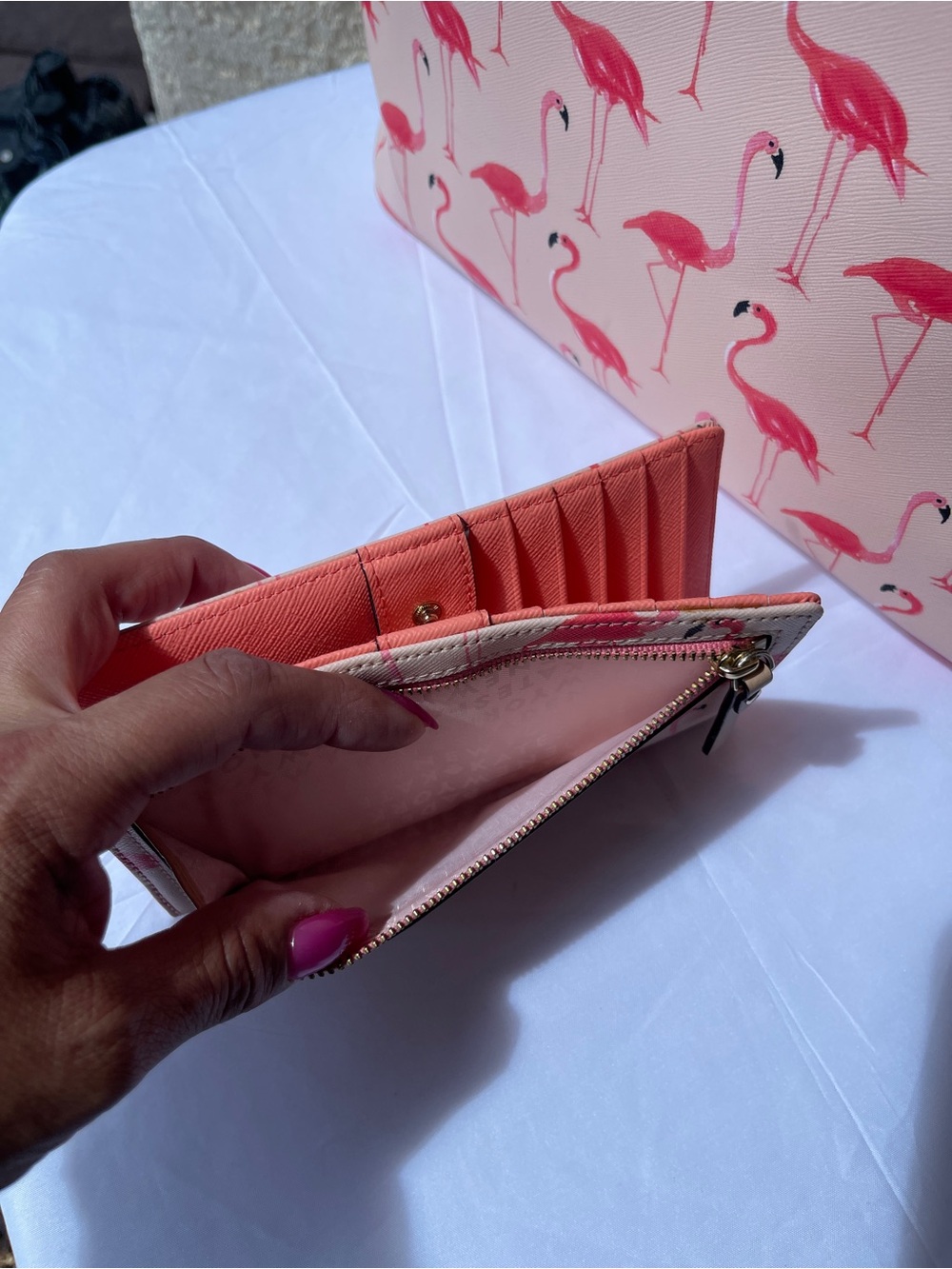 Kate Spade New York
SHORE STREET FESTIVE FLAMINGOS MARGARETA Tote and wallet set - Picture 16 of 16